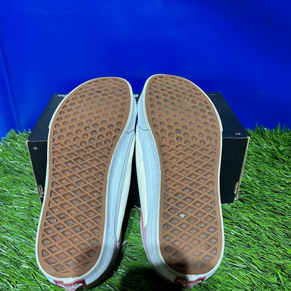 Size 9.5 vans sneakers.  Like new - Picture 3 of 3